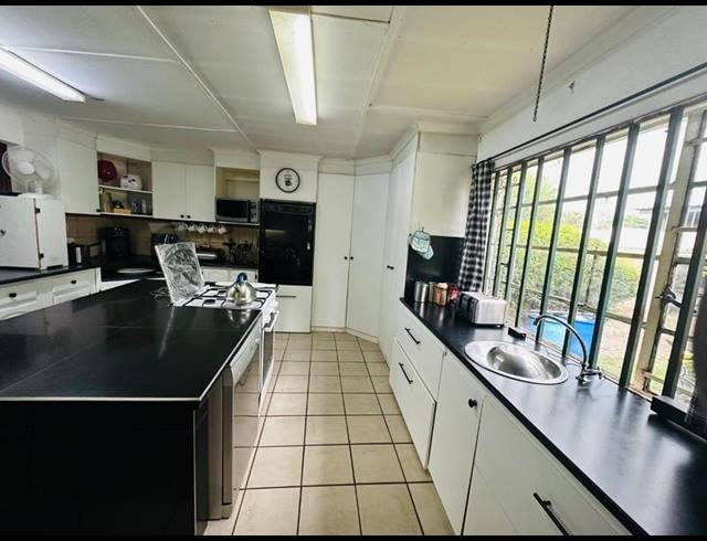 6 BEDROOM HOUSE FOR SALE IN PRIMROSE EAST